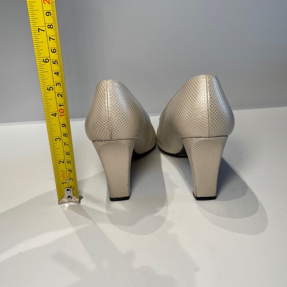 Stuart Weitzman Women's Textured Closed Toe Heels White Gold Size 7 - Picture 5 of 6